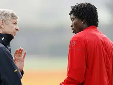 Manajer Arsenal, Arsene Wenger bercakap-cakap dengan striker asal Togo, Emmanuel Adebayor di sela latihan di London Colney, jelang leg kedua Liga Champions lawan Villarreal, 14 April 2009. AFP PHOTO/IAN KINGTON 
