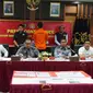 Petugas Kantor Imigrasi Kelas I Non TPI Jakarta Pusat melakukan pengawasan keimigrasian terhadap WNA China yang merupakan DPO Internasional. (Ist).