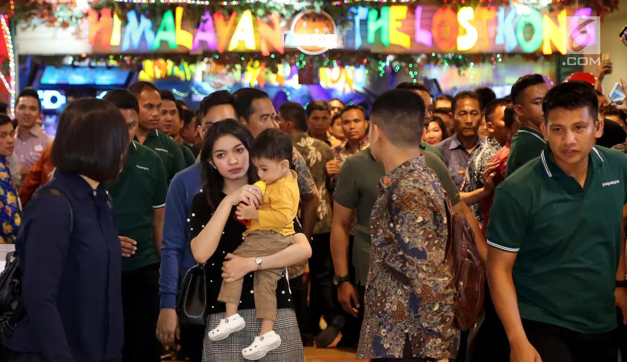 Cucu Presiden Joko Widodo, Jan Ethes Srinarendra saat tiba bersama ibunya Selvi Ananda di Sun Plaza Medan, Sumatera Utara, Jumat (24/11). Mereka tiba bersama Gibran Rakabuming dan Presiden Jokowi. (Liputan6.com/Johan Tallo)