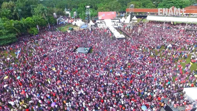 Ribuan pendukung pasangan Ahok-Djarot tampak menyemuti kawasan Senayan, Jakarta. Selain untuk menunjukkan dukungannya, para pendukung ini pun menikmati hiburan dari sejumlah artis top Indonesia