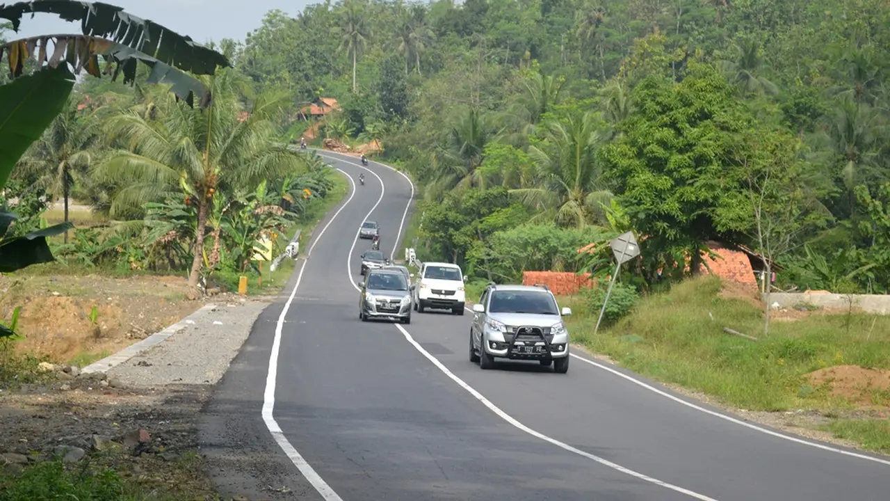 Lalu lintas Jalan Nasional Lintas Selatan (JLS) Jawa Tengah ruas Lumbir, Banyumas pada arus mudik 2018 ramai lancar. (Foto: Liputan6.com/Muhamad Ridlo)
