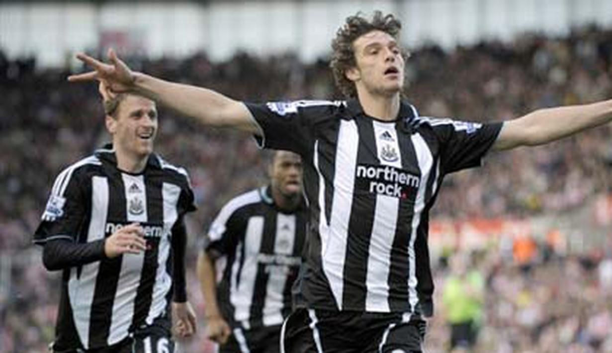 Newcastle United's Andy Carroll celebrates scoring his side's equalizing goal during English Premier League match between Stoke City and Newcastle United at Britannia Stadium, on April 11, 2009. AFP PHOTO/Olly Greenwood