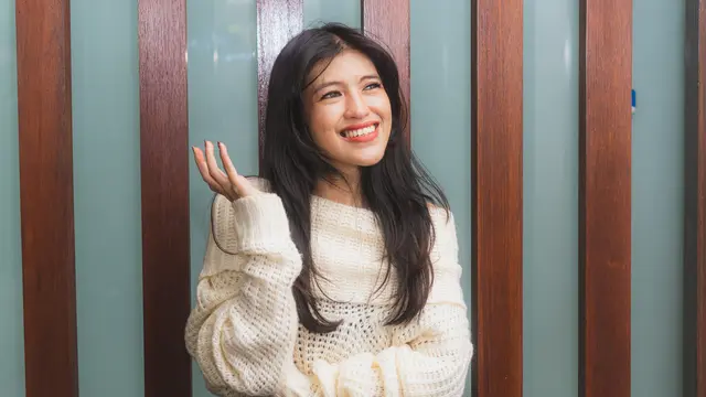 wanita februari sendiri tapi tidak kesepian