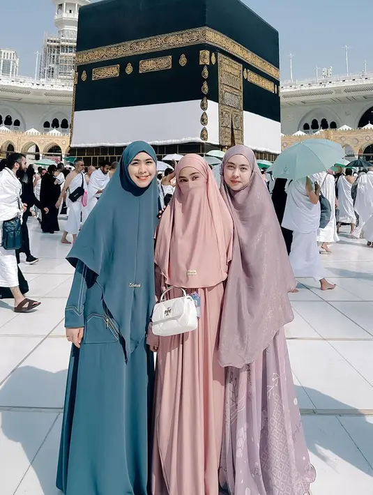 Ria Ricis berkesempatan menunaikan ibadah haji bersama dua kakaknya. Begini tampilan kompak Ria Ricis, Oki Setiana Dewi, dan Shindy Putri kenakan gamis dan hijab berwarna pastel. [@okisetianadewi]