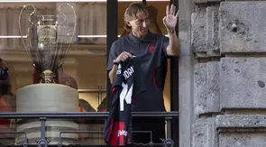 Gelandang asal Kroasia milik AC Milan, Luka Modric, melambaikan tangan kepada para penggemar di Milan, Italia, Senin, 4 Agustus 2025. (Marco Ottico/LaPresse via AP)