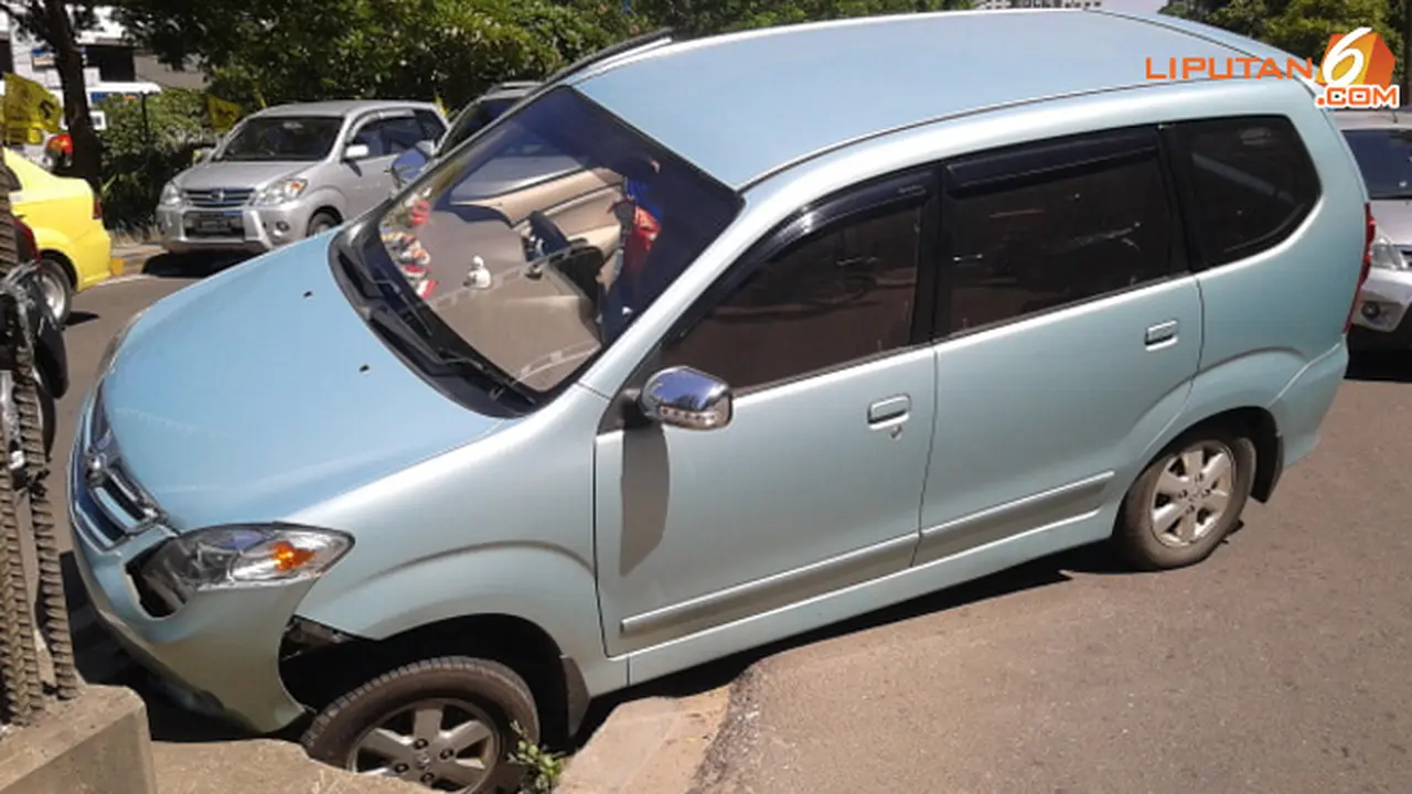 mobil-terperosok-kpk-131122b.jpg