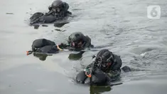 Prajurit Satkopaska TNI AL melakukan infiltrasi ke garis depan penyerbuan di Kompleks Dermaga Pondok Dayung Koarmada I, Jakarta, Selasa (23/6/2020). Kegiatan tersebut merupakan bagian dari Latihan Peperangan Laut Khusus. (merdeka.com/Imam Buhori)