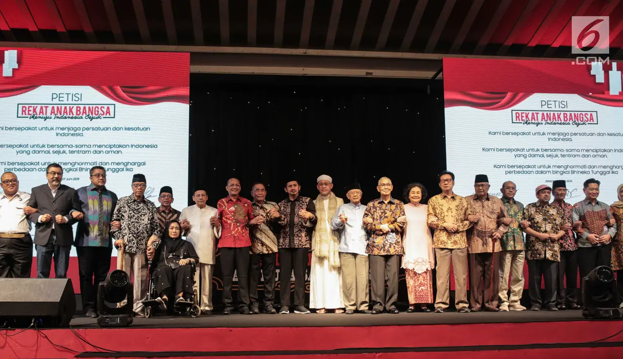 Menteri Pertahanan Ryamizard Ryacudu dan para tokoh foto bersama selama acara silaturahmi dengan Forum Rekat Anak Bangsa di Jakarta, Senin (12/8/2019). Ryamizard berharap silaturahmi ini dapat menciptakan suasana damai di masyarakat. (Liputan6.com/Faizal Fanani)