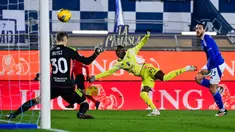 Pemain Juventus, Kolo Muani, mencetak gol ke gawang Como dalam lanjutan Liga Italia di Stadio Giuseppe Sinigaglia, Jumat (7/2/2025). (AFP/Piero Cruciatti)