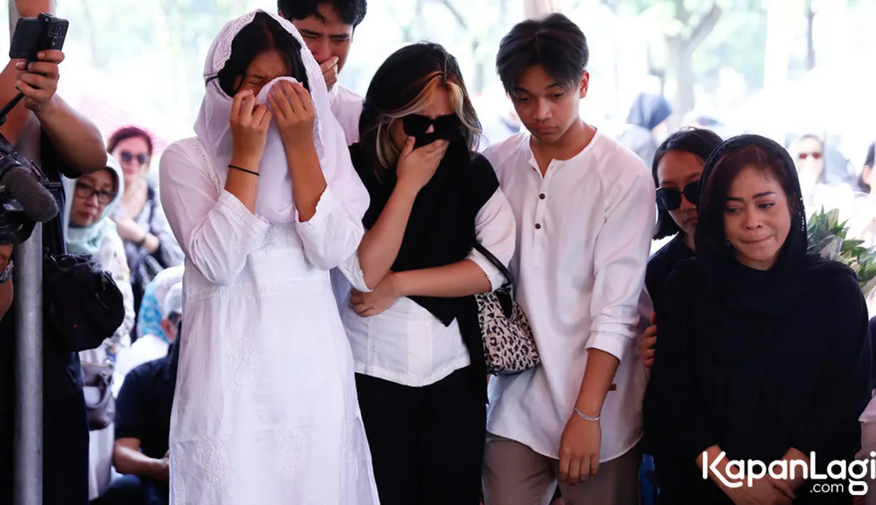 Sebelum meninggal, ibunda Kikan juga telah mejalani perawatan tiga minggu di rumah sakit. Ibunda Kikan ingin pulang ke rumah. Itulah yang salah satu yang menjadi keinginan sang ibu sebelum menghembuskan napas terakhirnya. [Foto: KapanLagi.com/Bayu Herdianto]