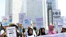 Sejumlah remaja mengangkat tulisan menyambut datangnya bulan Ramadan saat acara Car Free Day di Kawasan Bundaran Hotel Indonesia, Jakarta, Minggu (13/5). Mereka mengajak warga untuk menyambut bulan suci bagi umat muslim. (Liputan6.com/Helmi Fithriansyah)