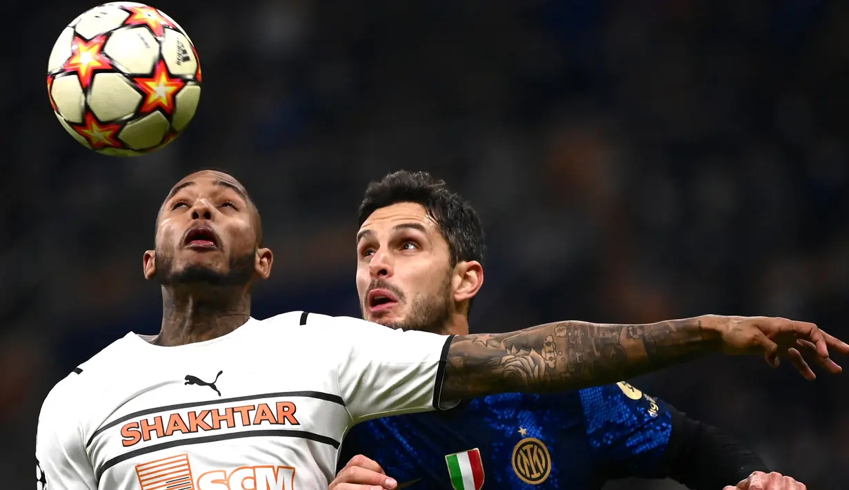 Pemain depan Shakhtar Donetsk Fernando Dos Santos Pedro dan bek Inter Milan Andrea Ranocchia melakukan sundulan pada matchday 5 Grup D Liga Champions 2021/2022 di Stadion Giuseppe Meazza, Kamis (25/11/2021) dini hari WIB. Inter Milan menundukkan Shakhtar Donetsk 2-0. (Marco BERTORELLO / AFP)