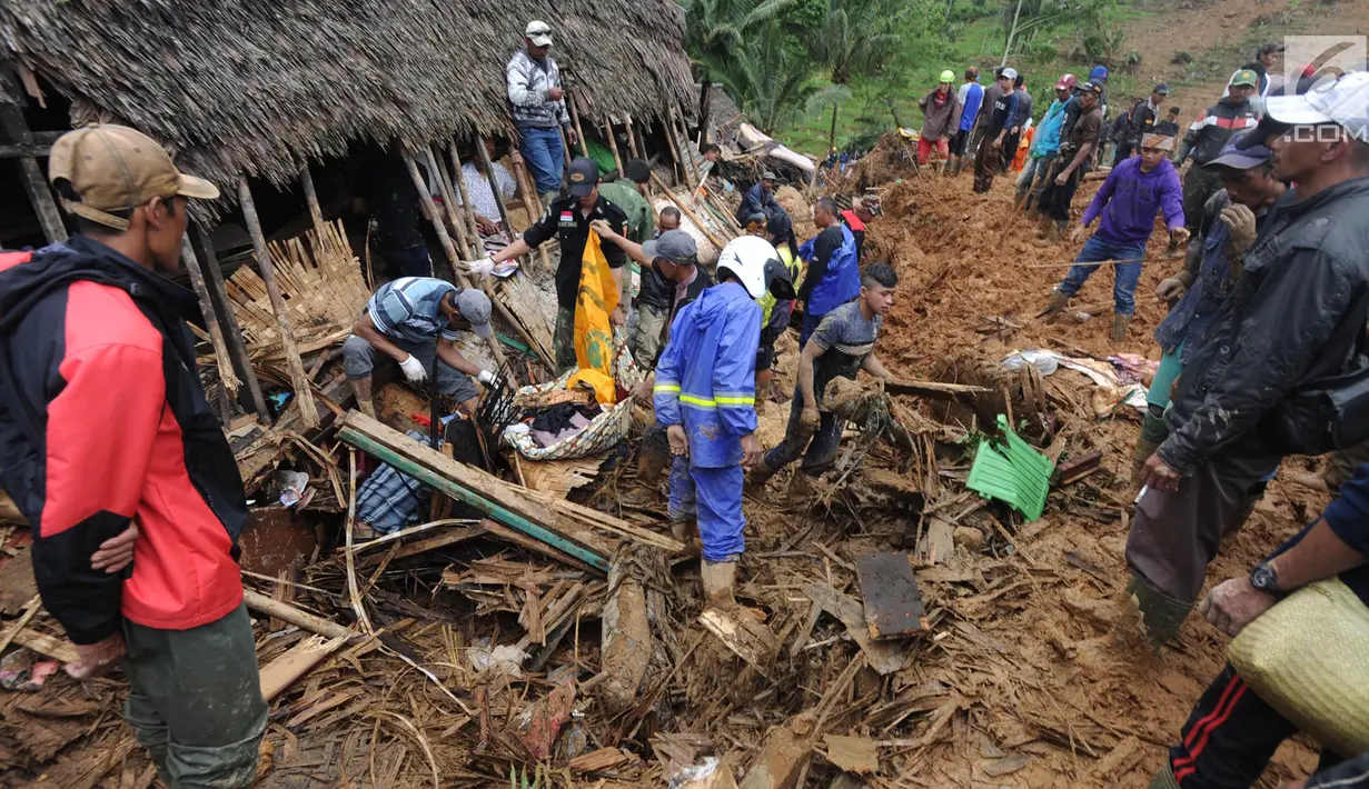 Tim SAR dan relawan mencari korban musibah tanah longsor di Dusun Cimapag, Sirnaresmi, Cisolok, Sukabumi, Jawa Barat, Selasa (1/1). Longsor menimbun 30 unit rumah. (Merdeka.com/Arie Basuki)