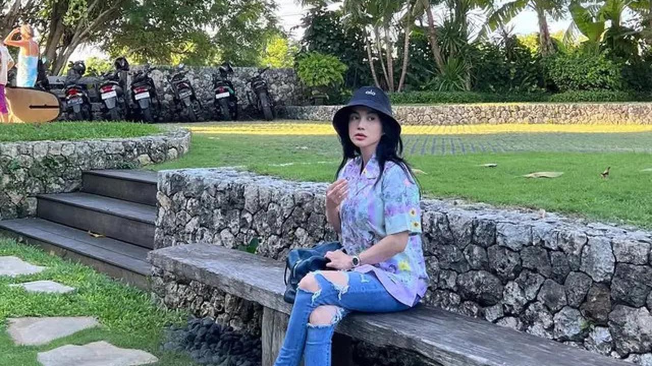 6 Gaya Padu Padan Jeans ala Dearly Djoshua, Teman Kondangan Ari Lasso di Resepsi Luna Maya