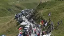 Para pembalap sepeda menaiki lintasan yang menanjak di gelaran Tour de France, pegunungan Alpen, Perancis, Kamis (23/7/2015). Setelah 16 etape, pesepeda dari Team Sky, Chris Froome masih memuncaki daftar klasifikasi sementara. (REUTERS/Stefano Rellandini)