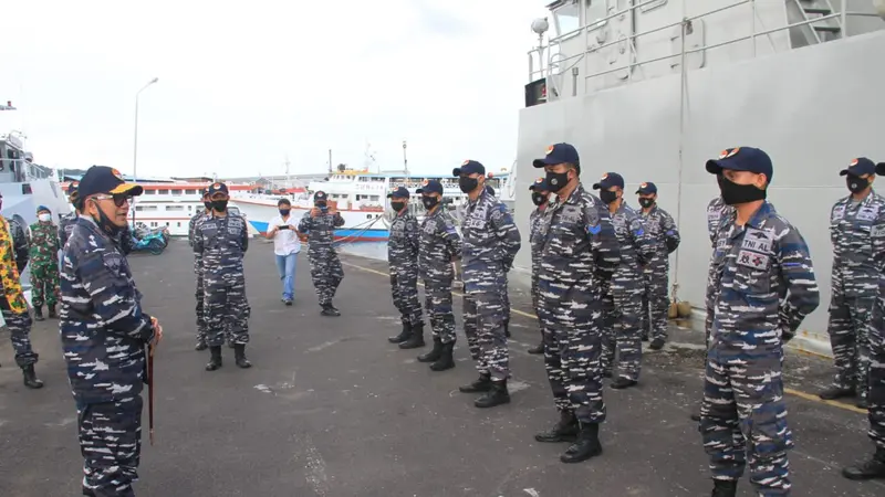 Penyambutan kedatangan KRI Pandrong-801 dilakukan dengan protokol kesehatan Covid-19, seluruh prajurit diperiksa suhu tubuh.