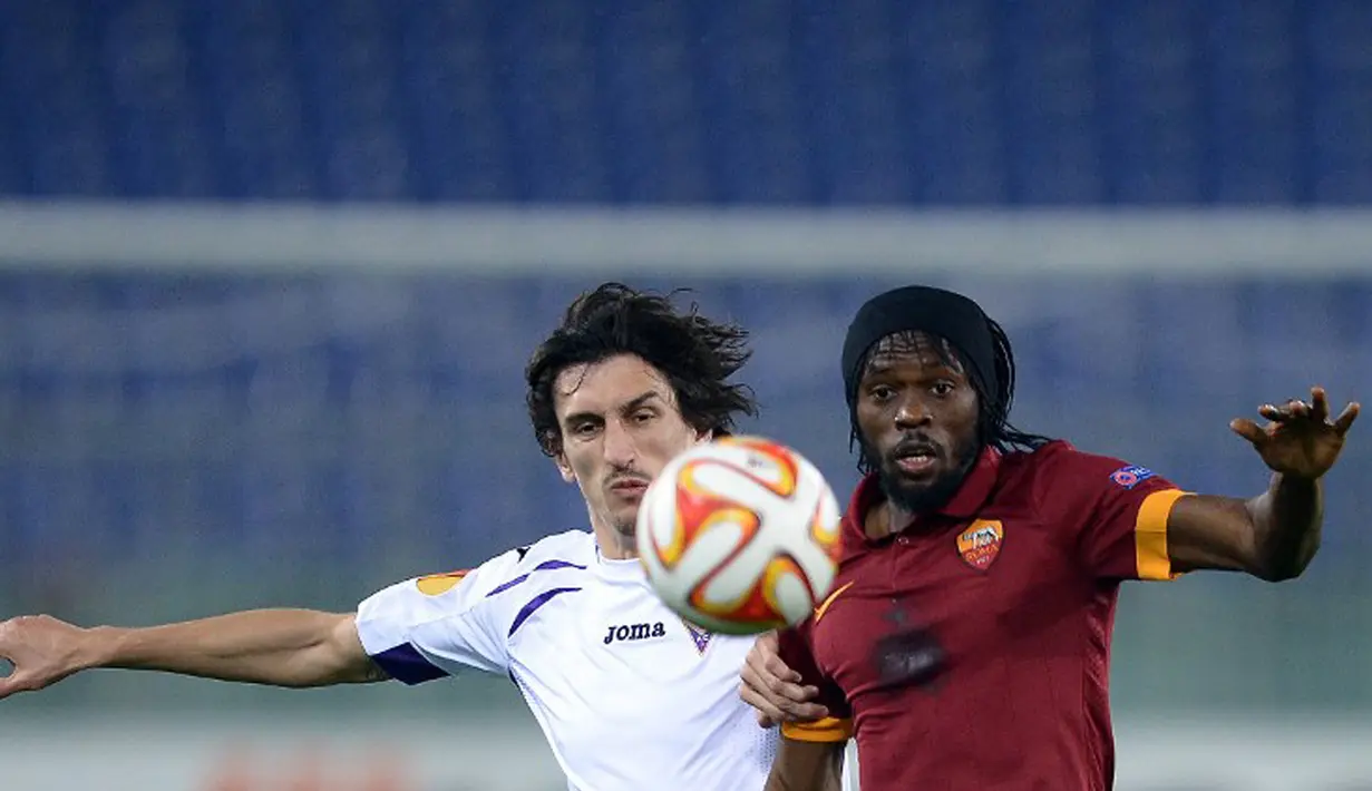 Bek Fiorentina, Stefan Savic (kiri) berebut bola dengan pemain AS Roma Gervinho pada leg kedua 16 besar Liga Europa di Stadio Olimpico, Roma, Italy (19/3/2015). AS Roma Kalah 0-3 atas Fiorentina. ( AFP PHOTO/Fillipo Monteforte)