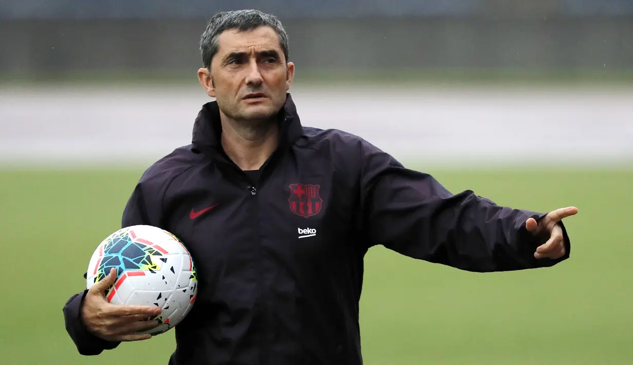 Pelatih Barcelona, Ernesto Valverde melihat para pemainnya berlatih di Stadion Atletik Kota Machida di Tokyo (22/7/2019). Barcelona akan bertanding melawan Chelsea pada laga pramusim di ajang trofeo Rakuten Cup 2019 di Stadion Saitama. (AP Photo/Eugene Hoshiko)