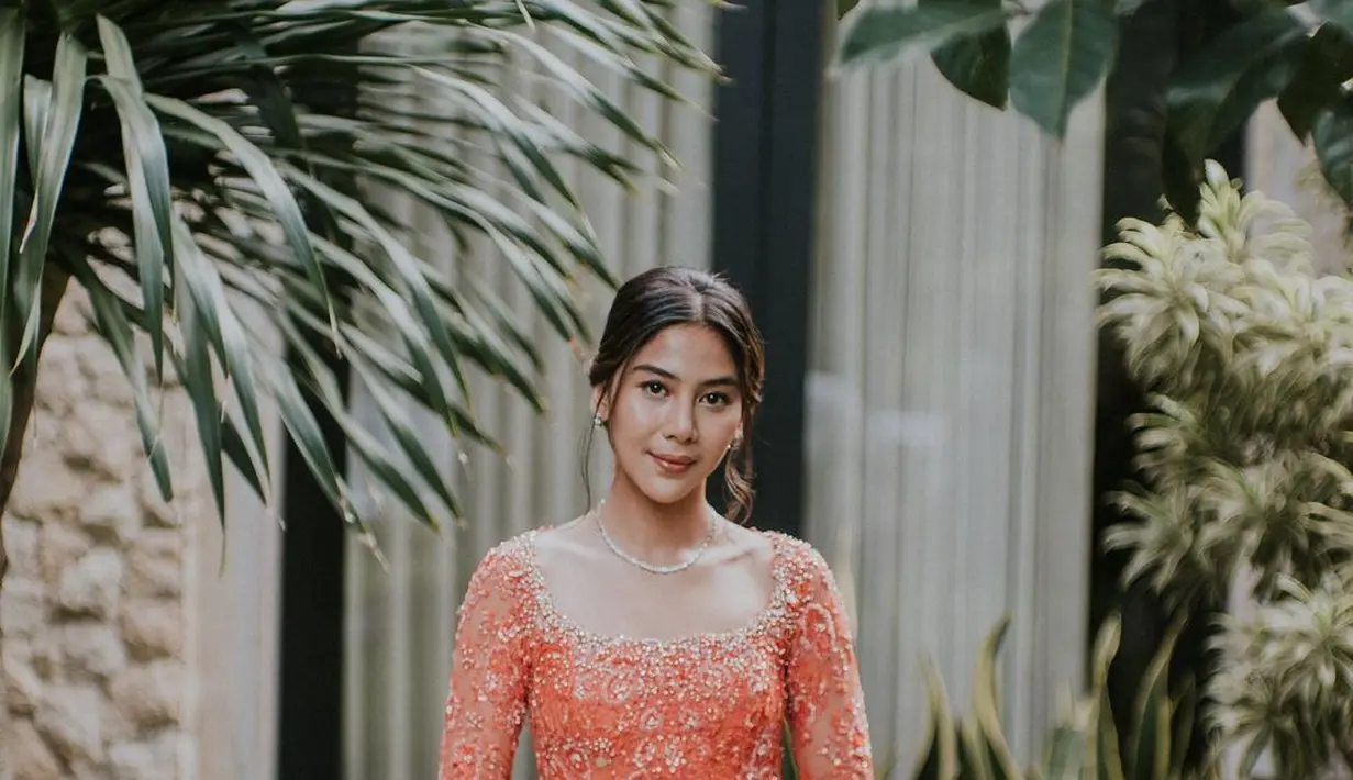 Penampilannya itu dilengkapi dengan kain batik dan sandal selop warna peach senada.  [Foto: IG/@paintedby_kiki/@adindathomas].