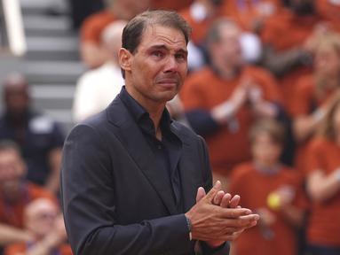 Petenis Spanyol, Rafael Nadal tak mampu membendung air matanya saat acara seremoni perpisahan selama Prancis Open 2025 di lapangan Philippe-Chatrier, Roland Garros Stadium, Paris, Prancis, Minggu (25/05/2025) waktu setempat. (AP Photo/Lindsey Wasson)