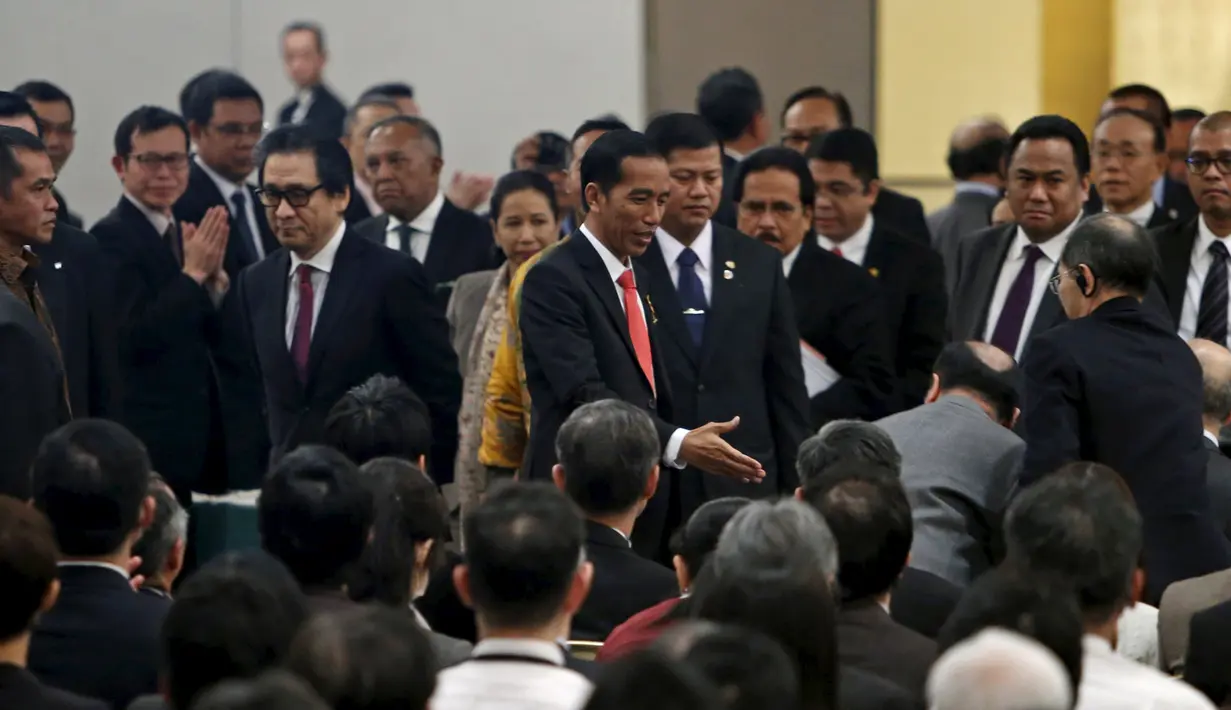 Presiden Jokowi bersalaman dengan sejumlah pebisnis Jepang sebelum meninggalkan lokasi Indonesia Business Forum untuk makan siang, Tokyo, Selasa (24/3/2015). Presiden Joko Widodo berada di Jepang untuk kunjungan empat hari. (REUTERS /Yuya Shino)
