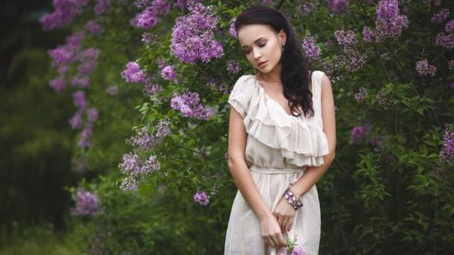 Bantu Klub Lokal, Model Cantik Ini Rela Berpose Seksi