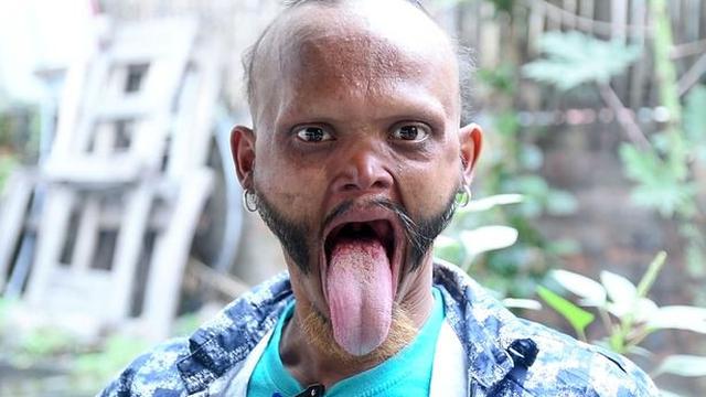 pria miliki lidah terpanjang (foto: Caters News Agency)