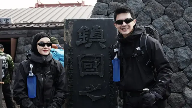 5 Gaya Edgy Pasutri Good Looking Rey Mbayang dan Dinda Hauw Rayakan 5 Tahun Pernikahan dengan Hiking ke Gunung Fuji