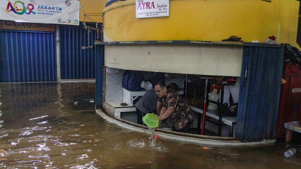 FOTO: Banjir Akibat Hujan Deras Ganggu Aktivitas Perdagangan di Pasar Cipulir