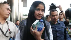 Istri Gubernur Aceh nonaktif Irwandi Yusuf, Darwati Agani seusai menjalani pemeriksaan di Gedung KPK, Jakarta, Selasa (31/7). Darwati diperiksa sebagai saksi dalam kasus dugaan korupsi Dana Otonomi Khusus Aceh (DOKA) 2018. (Merdeka.com/Dwi Narwoko)