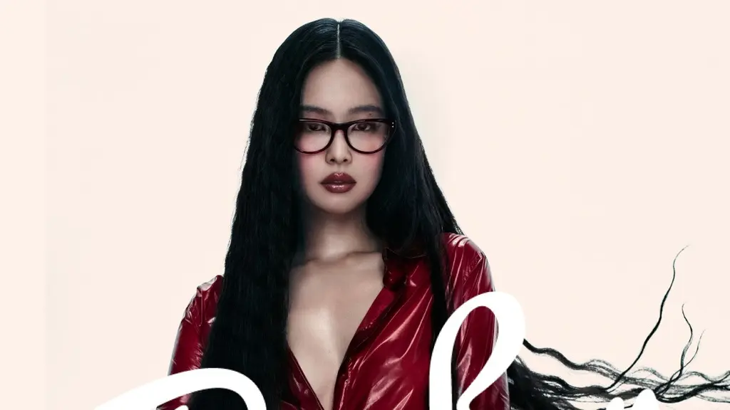 Dalam kampanye terbarunya, Jennie BLACKPINK tampil begitu kuat dengan balutan outfit serba merah yang dramatis. [@rayban].