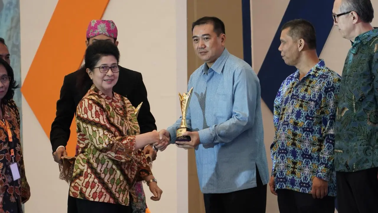 Menkes RI Nila Farid Moeloek memberikan penghargaan ke PT Ferron Par Pharmaceuticals atas prestasi mengembangkan bahan baku obat. (Foto: Dok Ferron)