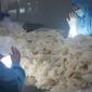 Pekerja memeriksa sarung tangan medis yang sudah disterilkan di pabrik sebuah perusahaan produk lateks di Nanjing, Provinsi Jiangsu, China, 6 Februari 2020. Perusahaan itu bekerja cepat sepanjang waktu demi meningkatkan pasokan dan membantu memerangi epidemi coronavirus baru. (Xinhua/Ji Chunpeng)