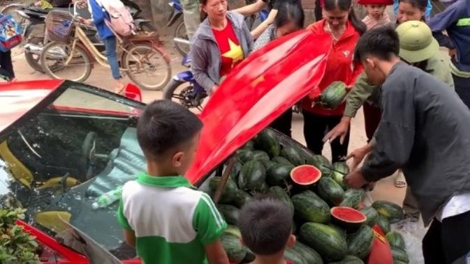 Bikin Heboh Pria Ini Jualan Semangka Pakai Ferrari Otomotif Liputan6 Com