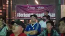 Suasana tegang beberapa anggota komunitas United Army saat acara Roaring Night pertandingan Liga Inggris 2023/2024 antara Manchester United versus Everton di Brewerkz, The Breeze BSD City, Tangerang, Sabtu (9/3/2024) malam WIB. (Bola.com/Afi)