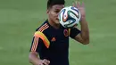 Pemain depan Timnas Kolombia, Teofilo Gutierrez memainkan si kulit bundar dalam sesi latihan di Universitas Fortaleza, (3/7/2014). (AFP PHOTO/Eitan Abramovich)