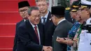Sebelumnya, setibanya di Bandara Internasional Halim Perdanakusuma, Jakarta pada Sabtu 24 Mei 2025, Perdana Menteri China Li Qiang disambut oleh Menteri Investasi dan Hilirisasi/Kepala BKPM, Rosan Roeslani. (YASUYOSHI CHIBA/AFP)