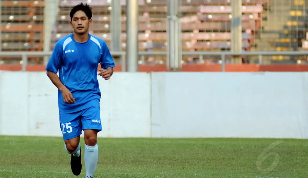 Untuk meningkatkan stamina, aktor dan presenter, Ibnu Jamil terlihat berlari-lari kecil disela-sela latihan bersama tim Indonesia All Star saat berlatih di stadion GBK Jakarta, (1/6/2014). (Liputan6.com/Helmi Fithriansyah)