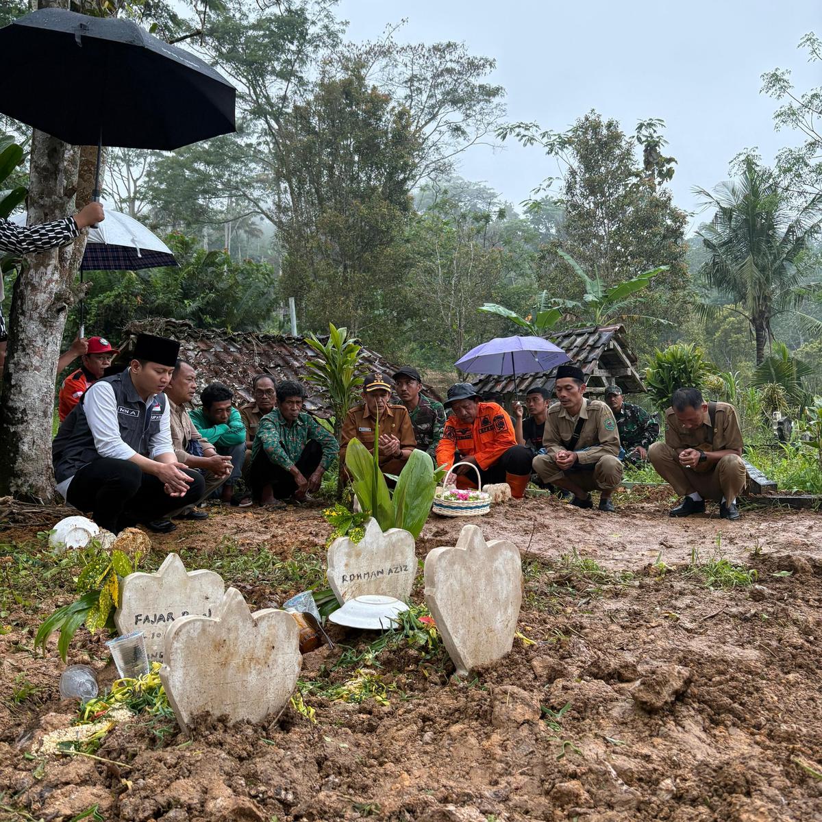 Bupati Trenggalek, Mochamad Nur Arifin meninjau lokasi bencana tanah longsor di Dusun Banaran, Desa Depok, Kecamatan Bendungan