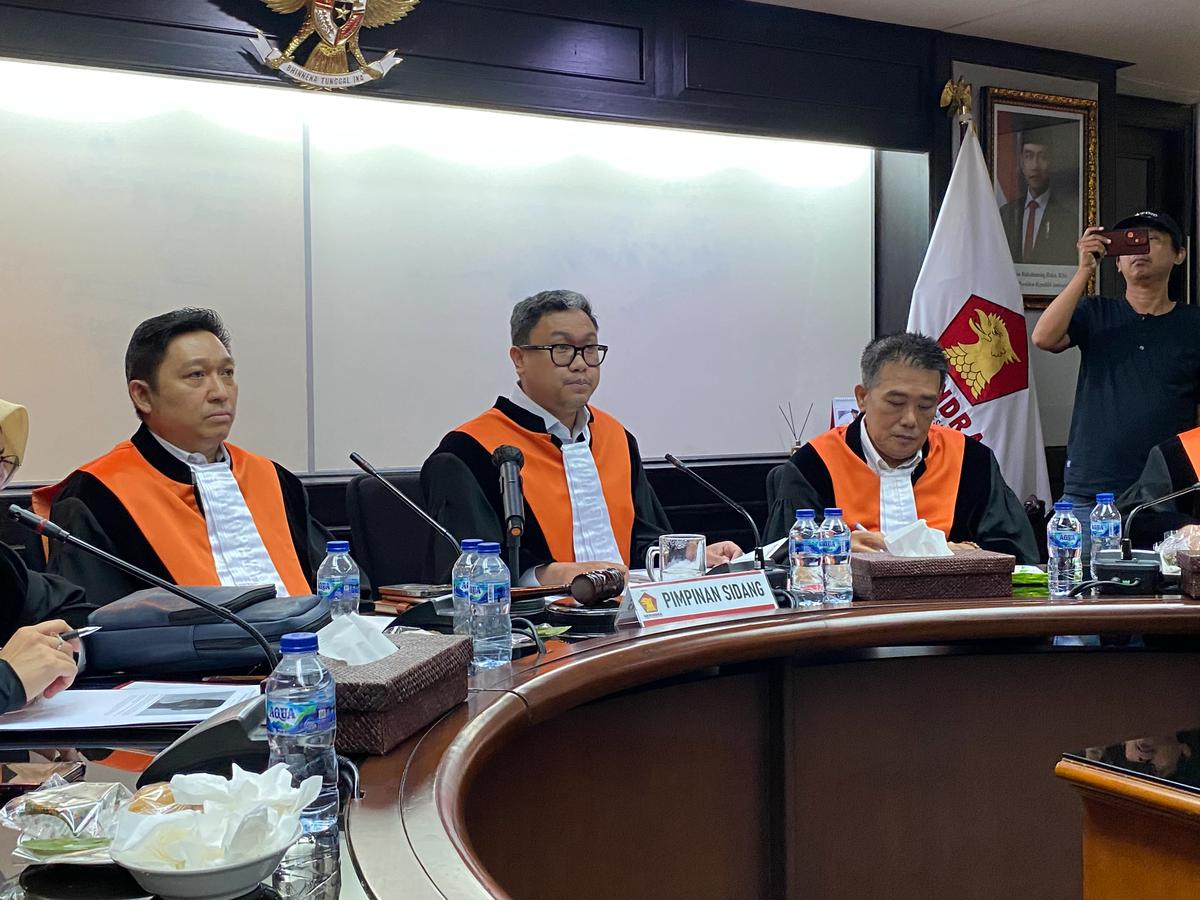 Anggota DPRD Jember Ahmad Syahri As Sidiqi yang viral merokok dan main game saat rapat disidang di DPP Gerindra, Jumat (15/5/2026).