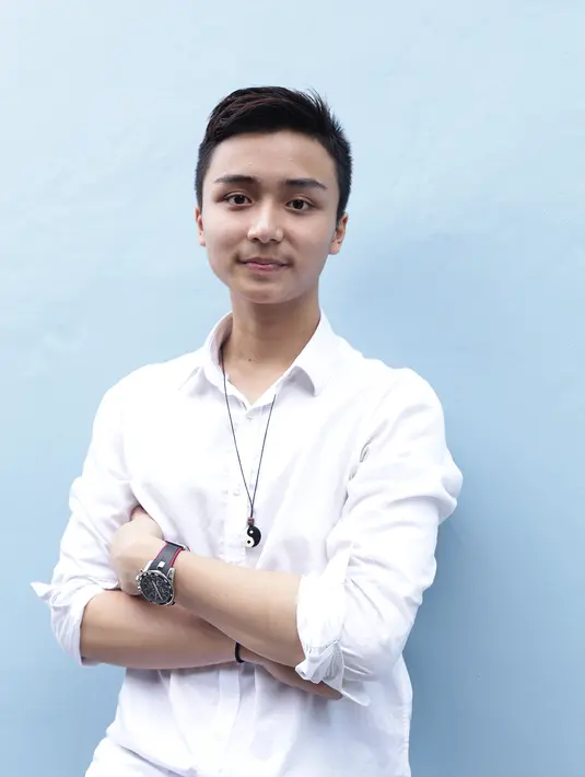 Pemuda tampan ini diberi nasihat oleh sang mama agar dapat menjaga diri, menjaga sang kekasih dengan baik dan juga harus sopan. (Andy Masela/Bintang.com)