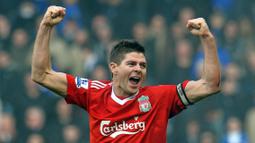 5. Steven Gerrard (Liverpool) – Pria asal Inggris ini merupakan gelandang yang mempunyai tendangan keras dan terukur. Meski gagal meraih gelar Liga Inggris tapi dia berhasil mempersembahkan gelar Liga Champions untuk Liverpool. (AFP/Paul ELlis)