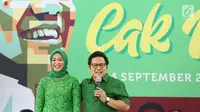 Ketua Umum PKB Muhaimin Iskandar bersama Istri Rustini Murtadho saat merayakan ulang tahunnya yang ke-51 sekaligus melauncing dua buku di Kantor DPP PKB, Jakarta, Minggu (24/9). Buku tersebut karya Muhaimin Iskandar (Cak Imin). (Liputan6.com/Johan Tallo)
