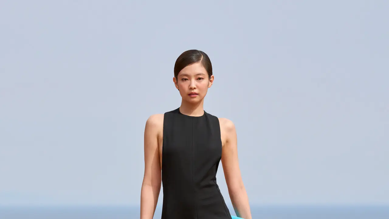 Adu Gaya Berani Dua Lipa dan Jennie BLACKPINK di Show Jacquemus, Kenakan Dress Serupa Cuma Beda Warna
