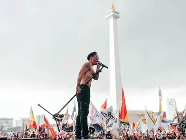 Penampilan band Slank pada Konser Drug Free Asia Afrika di Kawasan Monas, Jakarta, Minggu (19/4/2015). Konser dalam rangkaian KAA itu bertujuan sebagai kampanye pencegahan penyalahgunaan narkotika di kawasan Asia Afrika. (Liputan6.com/Faizal Fanani)