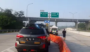 Sejumlah warga kecewa lantaran Tol Sukabumi yakni ruas Cigombong-Cibadak yang baru diresmikan Presiden Jokowi belum bisa digunakan pada akhir pekan ini. Ruas baru Tol Sukabumi itu baru bisa difungsikan mulai Senin, 7 Agustus 2023. (Liputan6.com/Muhammad Radityo Priyasmoro)