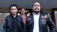 Penyanyi jebolan ajang pencarian bakat, Jaunarisman atau Aris Idol secara resmi melaporkan penyanyi Ihsan Tarore. Jumat, Aris melaporkan Ihsan dengan pasal pencemaran nama baik. (Deki Prayoga/Bintang.com)