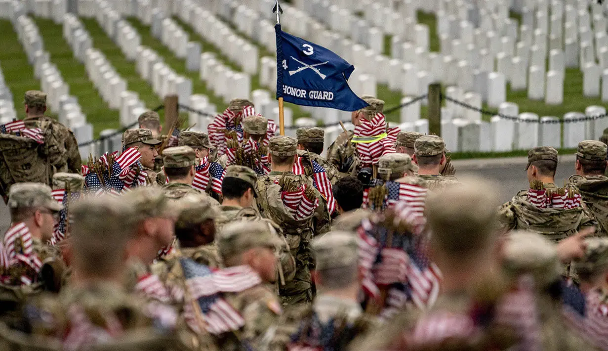 <p>Memorial Day adalah hari libur federal di Amerika Serikat untuk menghormati dan berkabung bagi personel militer Amerika Serikat yang meninggal saat bertugas di Angkatan Bersenjata Amerika Serikat. (AP Photo/Andrew Harnik)</p>