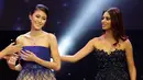 Miss Indonesia, Natasha Mannuela (kiri) bereaksi setelah memenangkan kategori Beauty with a Purpose dalam ajang kecantikan Miss World 2016 di Oxen Hill, Maryland, Minggu (18/12). (REUTERS/Joshua Roberts)