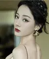 Dinobatkanb sebagai perempuan tercantik, pesona Dilraba Dilmurat memang tak terbantahkan. [Foto: Instagram/ Dilraba Dilmurat]